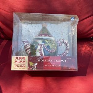 HOLIDAY TEAPOT. CHRISTMAS DECORATIONS. NEVER BEEN USED!🎅🏻